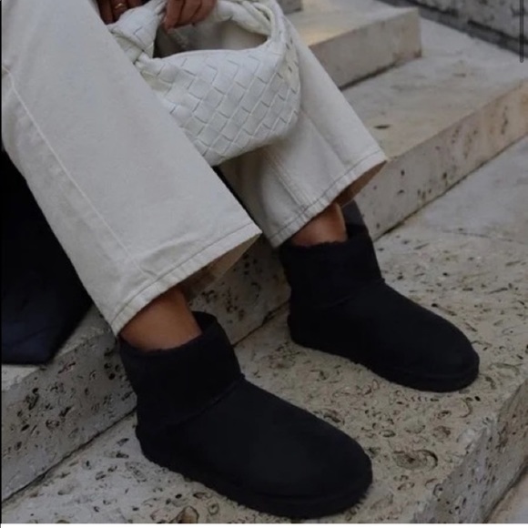 New UGG Women’s Black Classic Mini II Boot, Size 6 - Picture 1 of 13